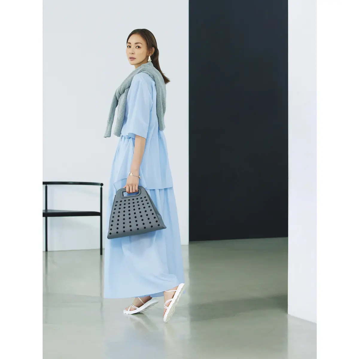 ライトブルーのハーフスリーブワンピースにグレーニットを肩がけしたコーディネート　モデル・SHIHO