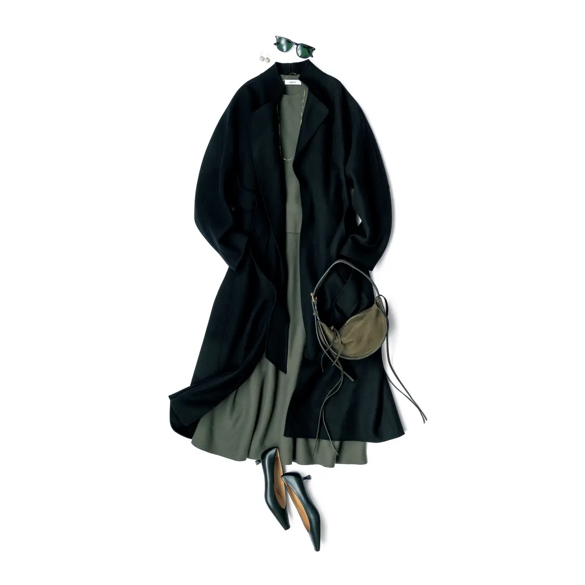 黒ロングコートにカーキワンピースを合わせたコーディネート