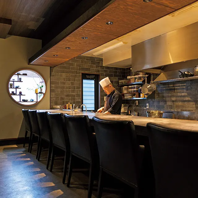 食事をする情景や空間も大切にする上岡シェフの思いがつまった店内