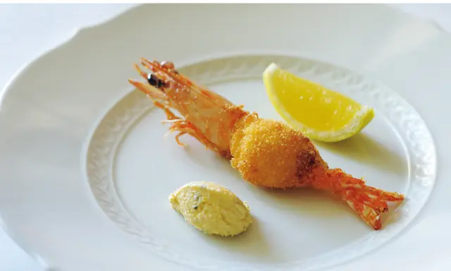 巻き海老と帆立の真薯を詰めた海老フライ。軽やかなタルタル添え。④～⑦の料理はすべて7品のオードブル￥8,800より