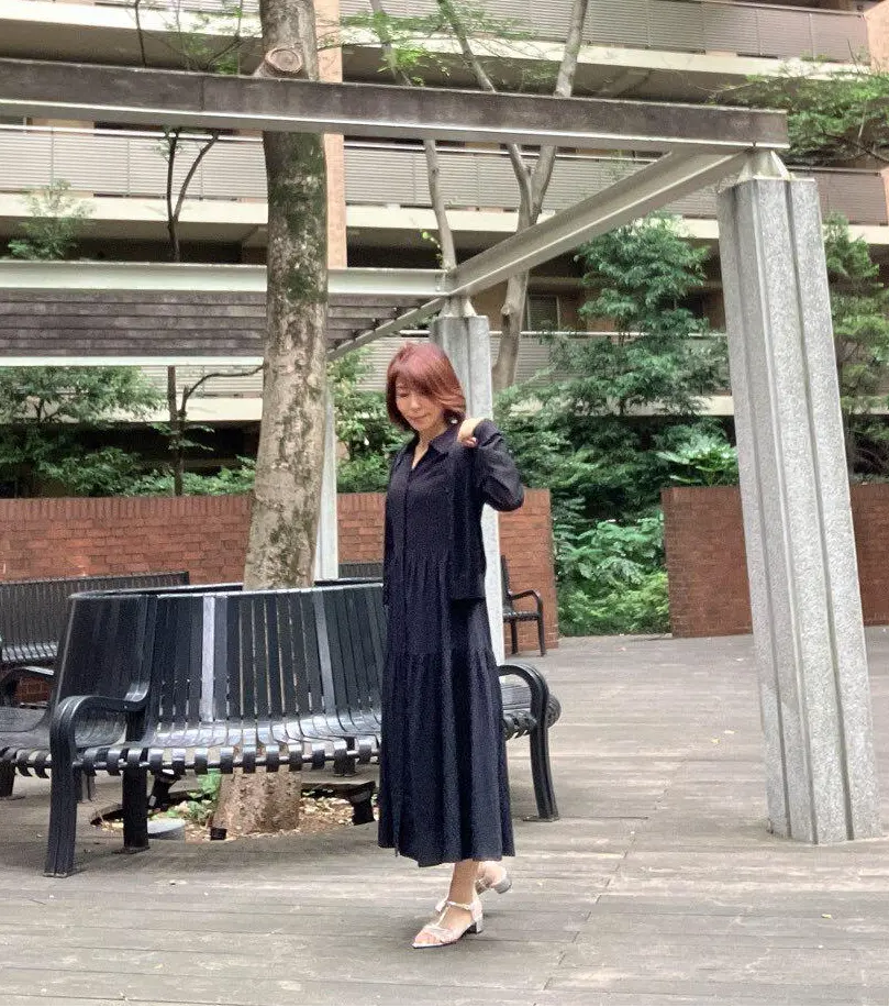 GUティアードワンピース 黒ワンピース　ワンピースコーデ ジレコーデ　アラフィフファッション　プチプラコーデ　ユニクロ シアーカーディガン