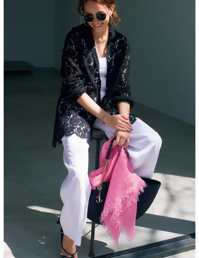 エレガントな総レースシャツを、ラフにはおって大人オーラも全開に