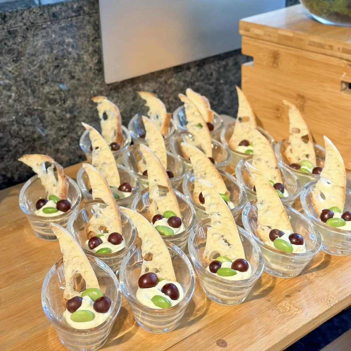 夏のブラックコーデでトロピカルなホテルブの画像_6