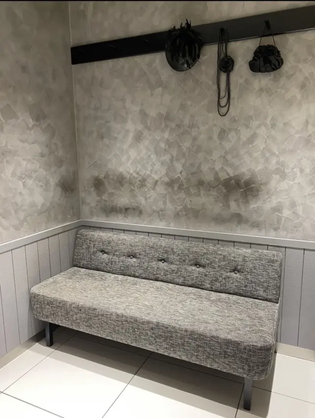 パリのアトリエのようなおしゃれなお手洗いの画像_5