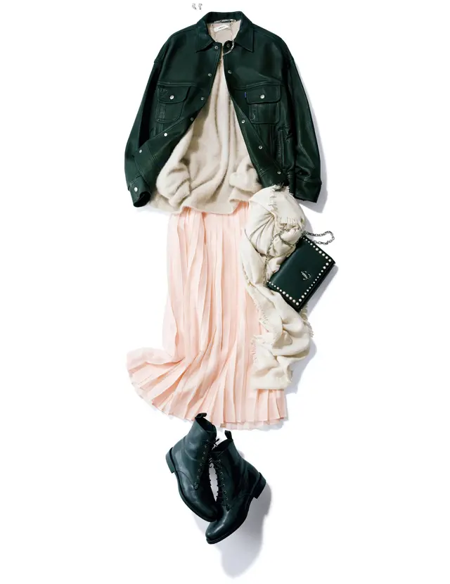 軽素材のスカートとレザージャケットなどハードなアイテムのコーデ