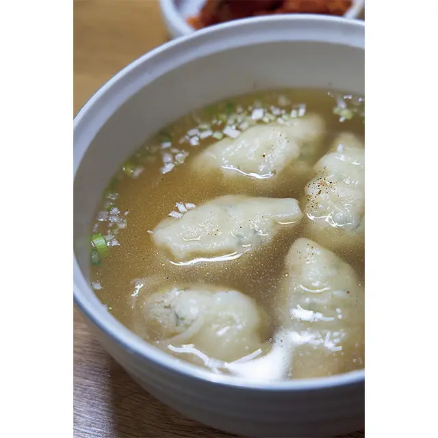 もっちりと厚めの皮に具材がぎっしり詰まったマンドゥクッW10,000。