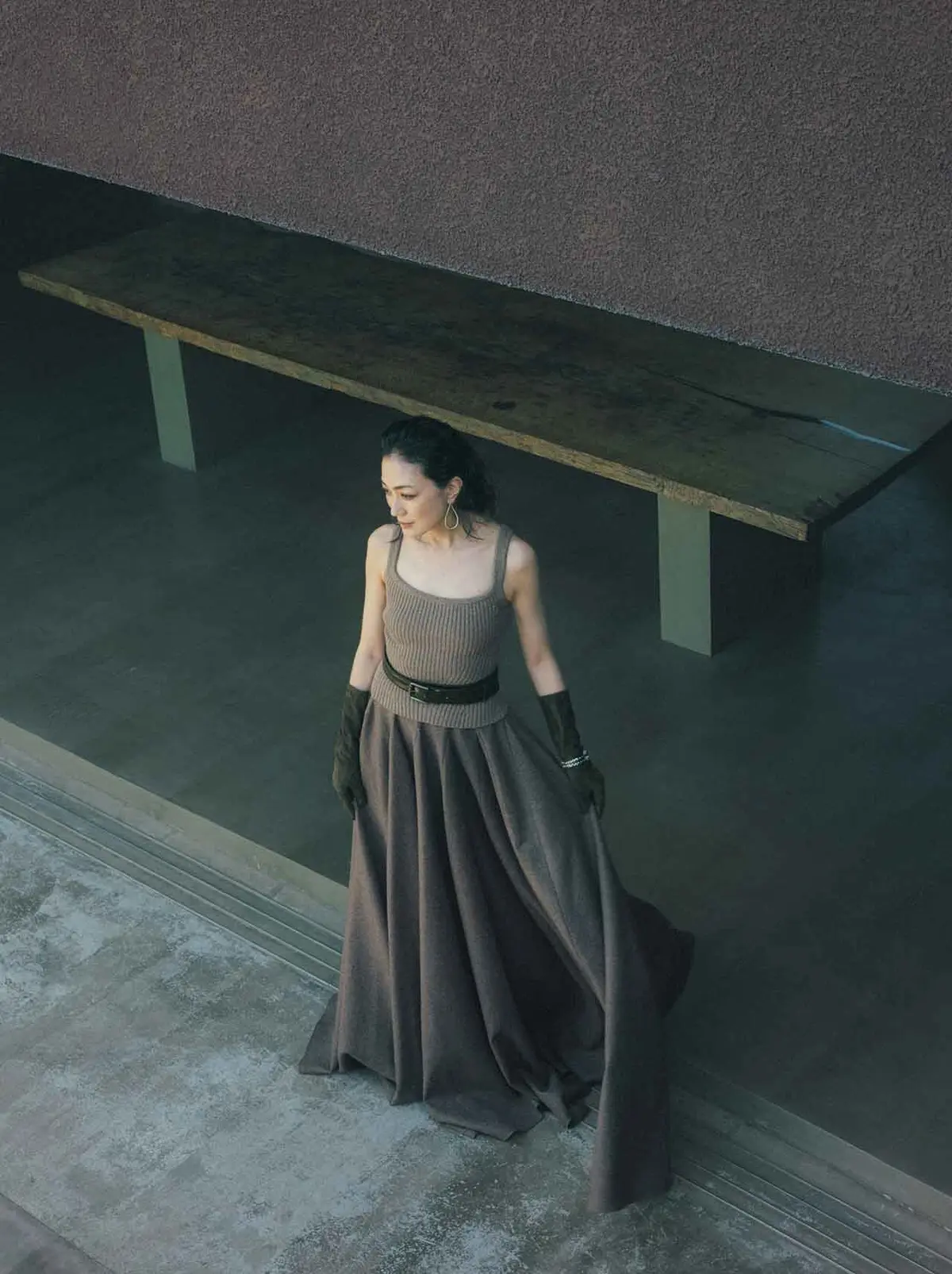 ドラマティックシルエットの アクセントは、心地よい秋風と ダークブラウンの革小物