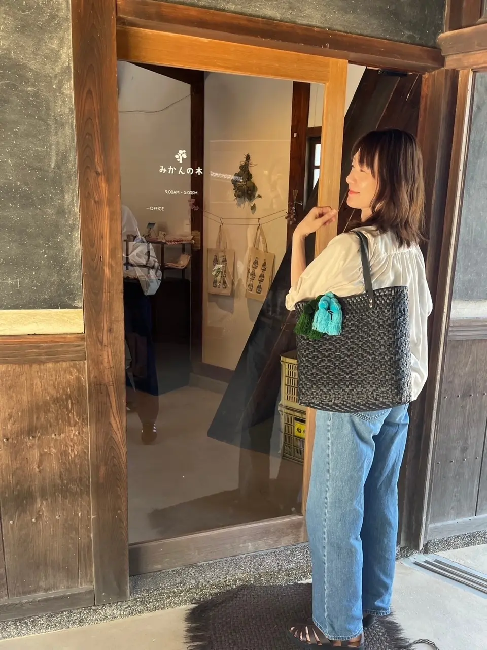 土塀の素敵な建物。SHOPみかんの木です