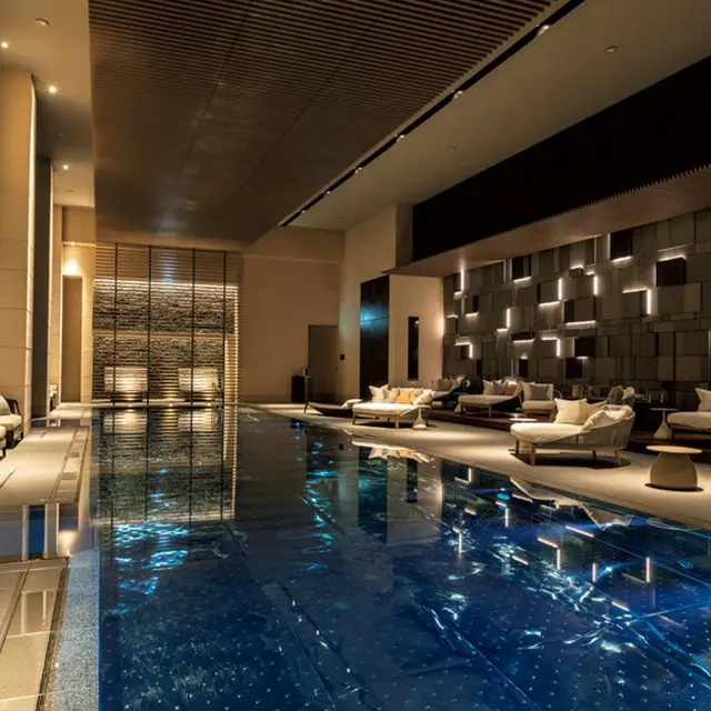 BGMが水中まで聞こえる、全長20mの屋内温水プール