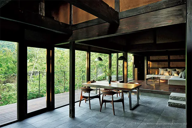 小川に面したテラスを備える、のびのびとしたリ ビング