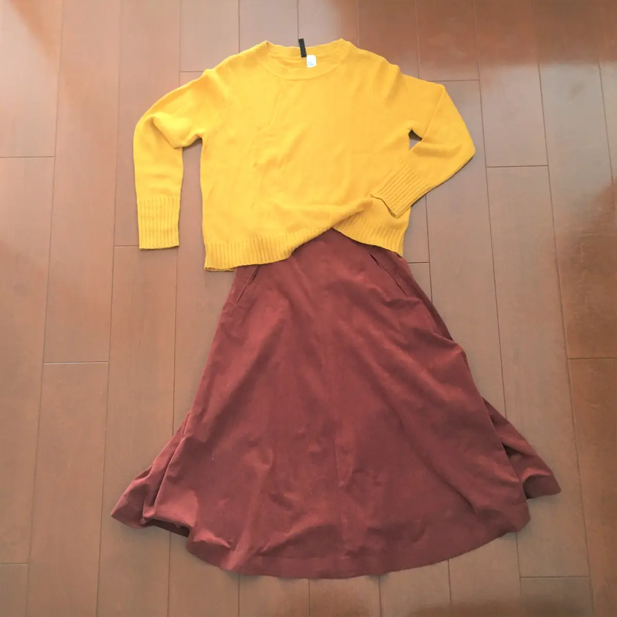 マスタード色のニットとテラコッタのスカート
