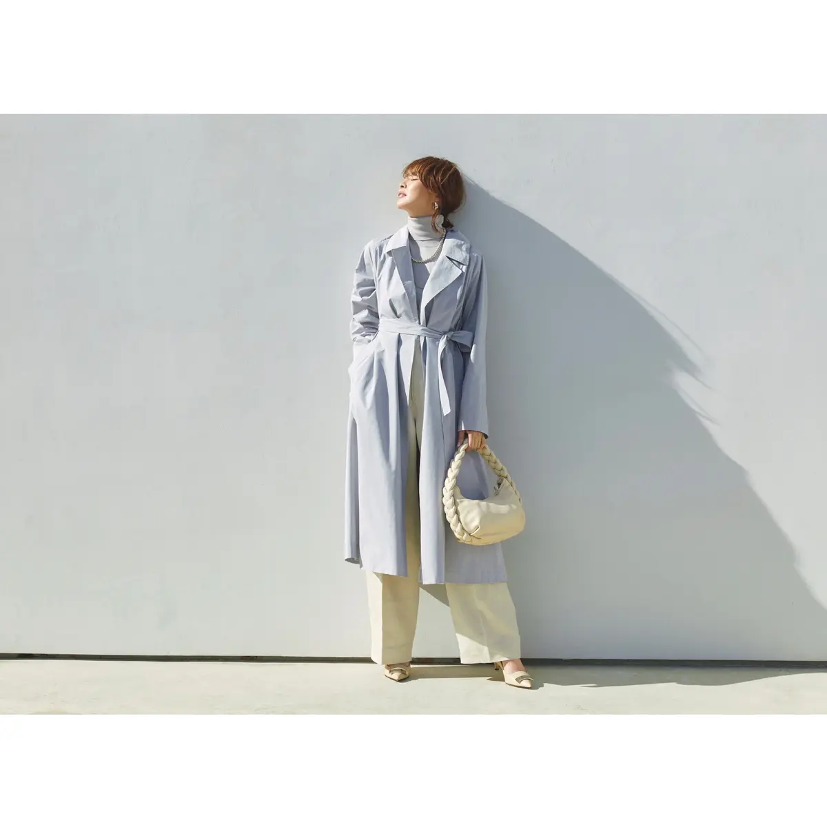 ライトブルーんトレンチコートと白パンツのコーデ　モデル・SHIHO