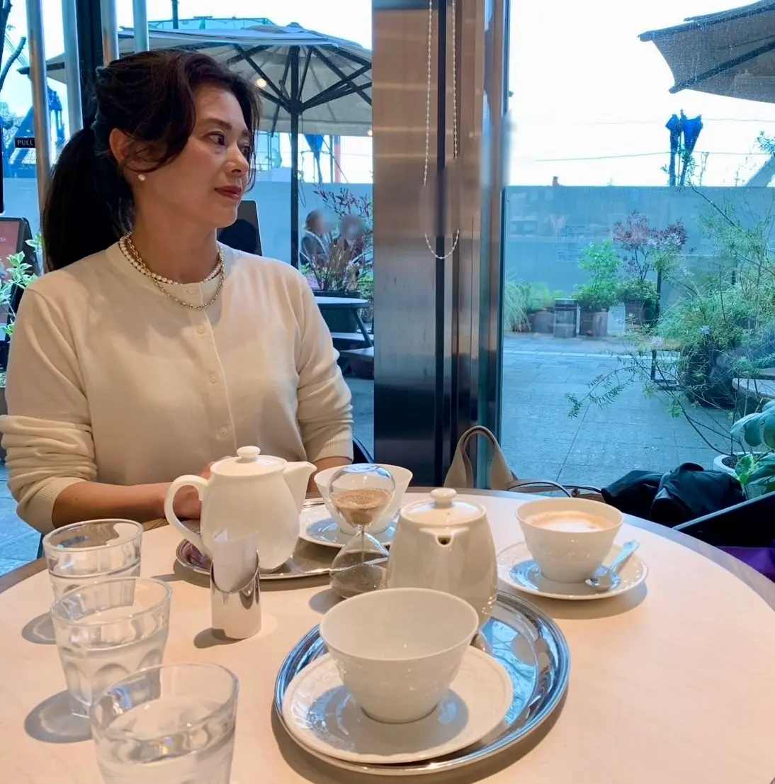 「peche mignon」カフェでお茶を楽しむ女性の横顔