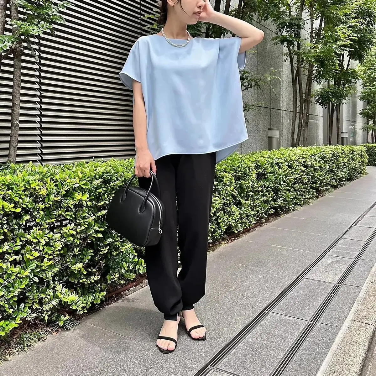 【50代 ブラウス】いちばん使える！ 1着で“涼やかエレガンス”を叶える『とろみブラウス』主役の品格コーデ20選