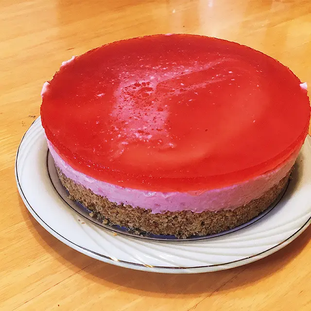 3層になったいちごケーキ