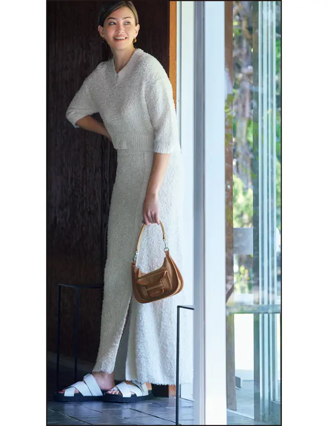 オールホワイトは、遊び心たっぷりなニットアップで表情豊かに