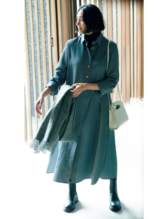 メリノウールのニットとシャツワンピースコーデのLIZA