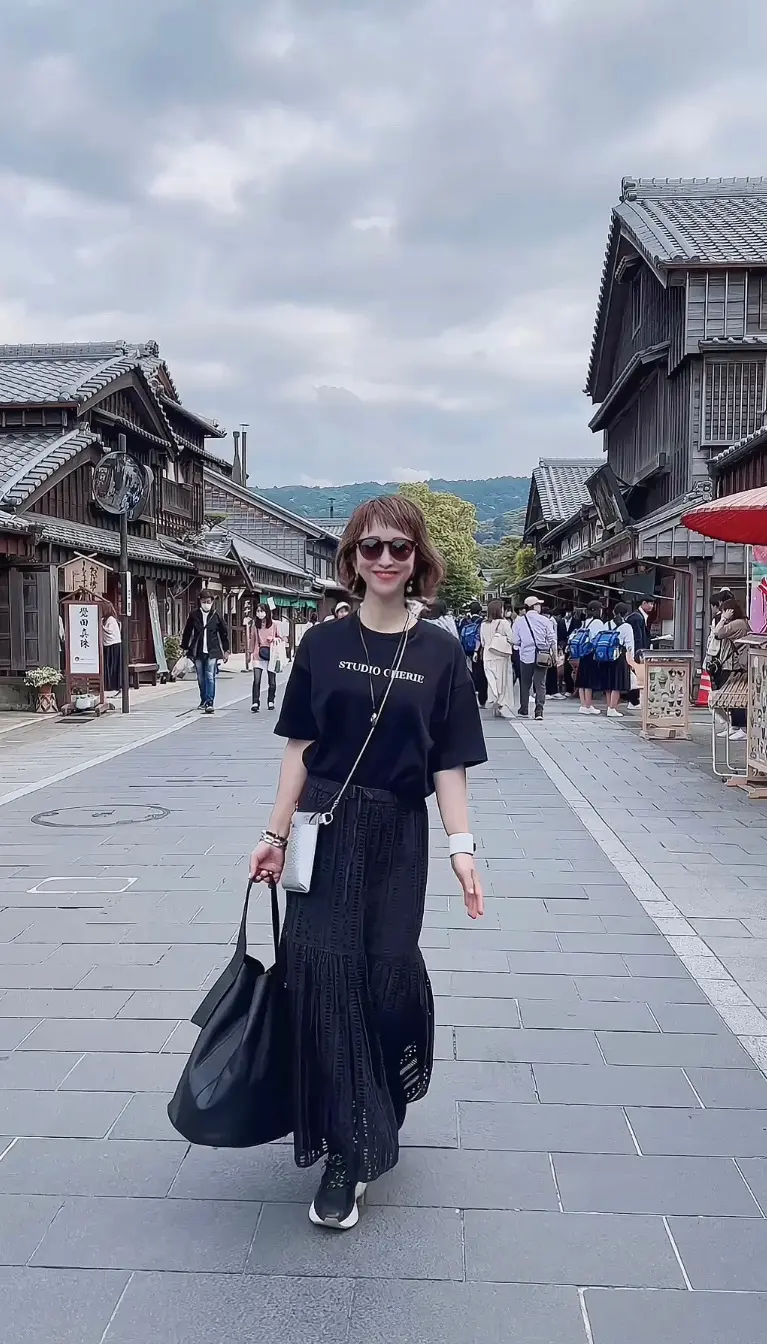 おしゃれな50代はここが違う！「スニーカーで外す」きれいめカジュアル