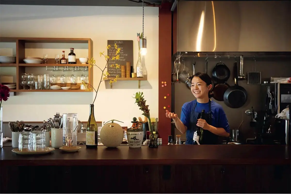 立ち飲みカウンターのほか、テーブル席もあり