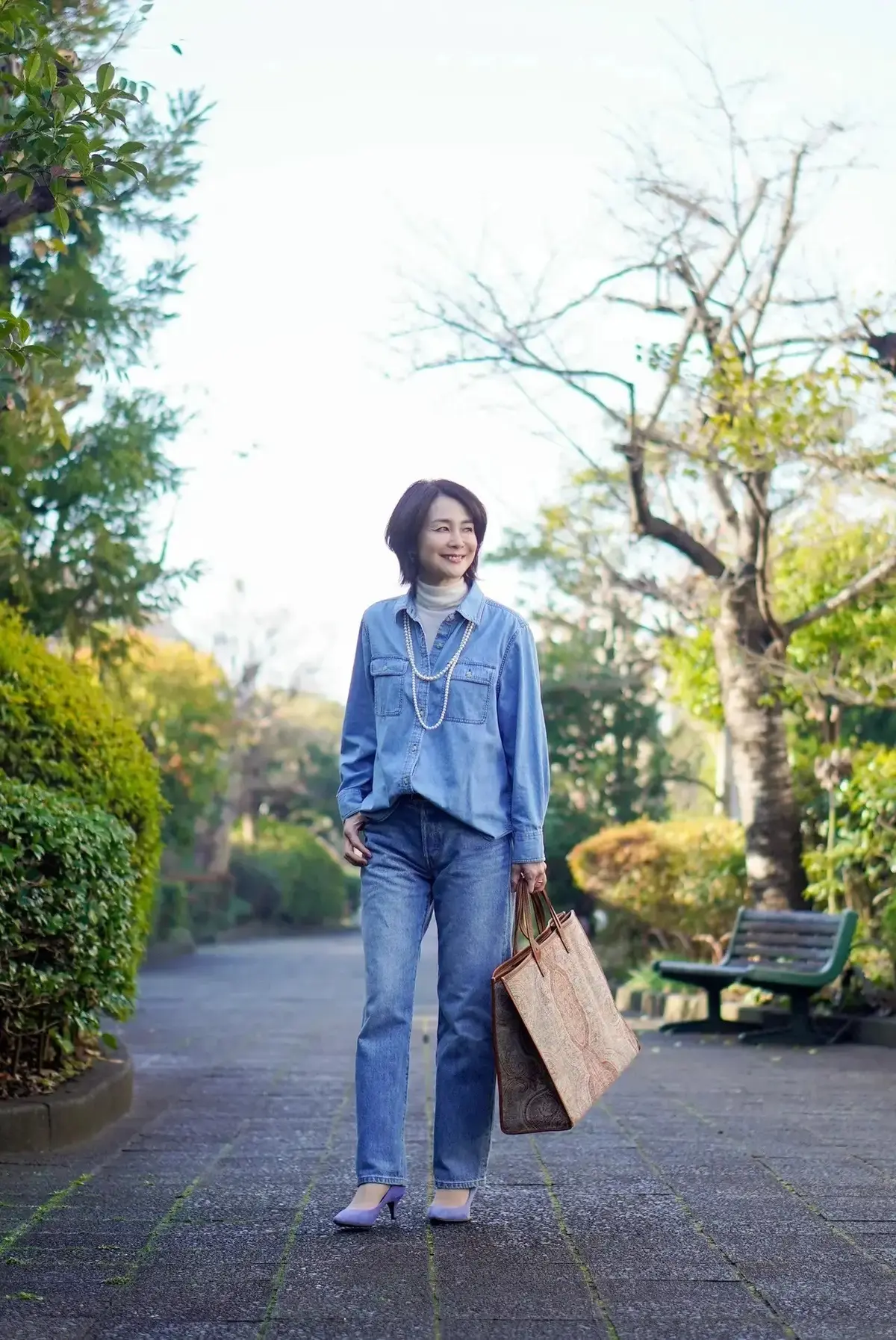 【50代 デニムコーデ15選】デニムONデニムの着こなしも人気！春らしい軽やかさがポイント