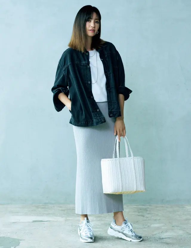 着こなしに奥行きを出す夏のはおりは黒が正解