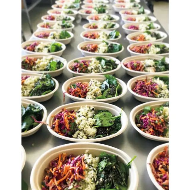 ❷病院で働く人々に食事を届けるチャリティ「コーヒー・トゥ・ザ・フロントラインズ」では、100人分の食事をひとりで調理する