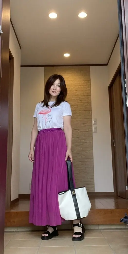 玄関女性　正面　白Tシャツにパープルのマキシスカート