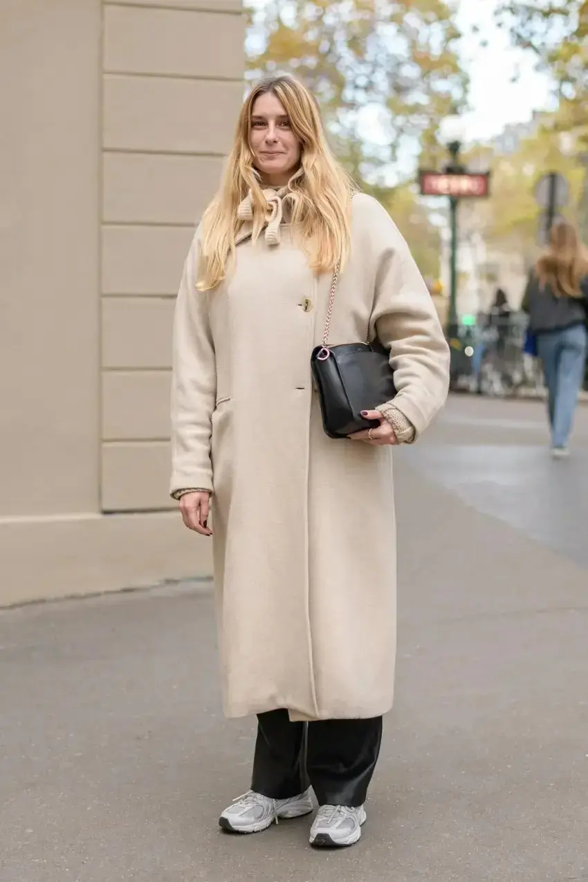 白スニーカー×ベージュトーンで洗練を極める！カジュアル上手なパリマダムのスニーカーコーデ【パリのおしゃれマダムSNAP vol.2】