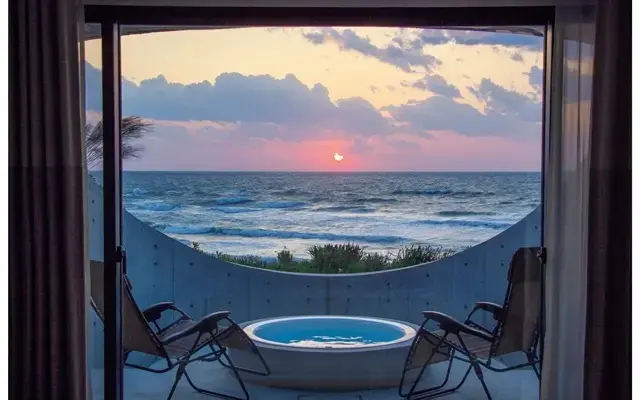 コンクリート打ち放しのテラスでは、ジェットバスに入りながら海を一望