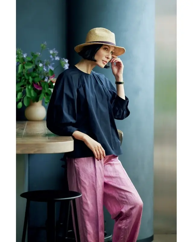 帽子のボリューム感でパンツの主張が抑えられ、エレガントなたたずまいに着地