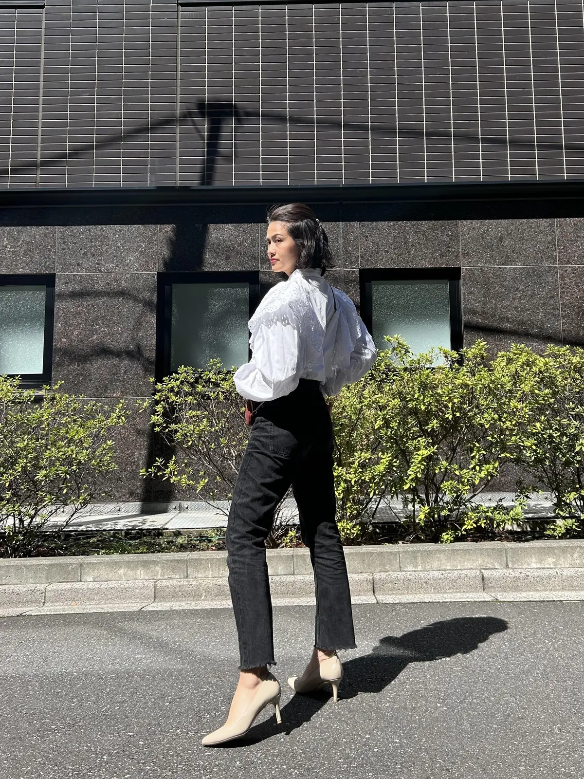 優しい色合いのグレージュパンプスで春コーの画像_2