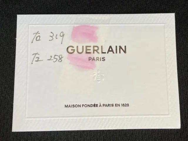 ハチミツ、ローヤルゼリー、プロポリスエキス配合　ゲランGUERLAIN PHリップ KISSKISS BEE GLOW OIL