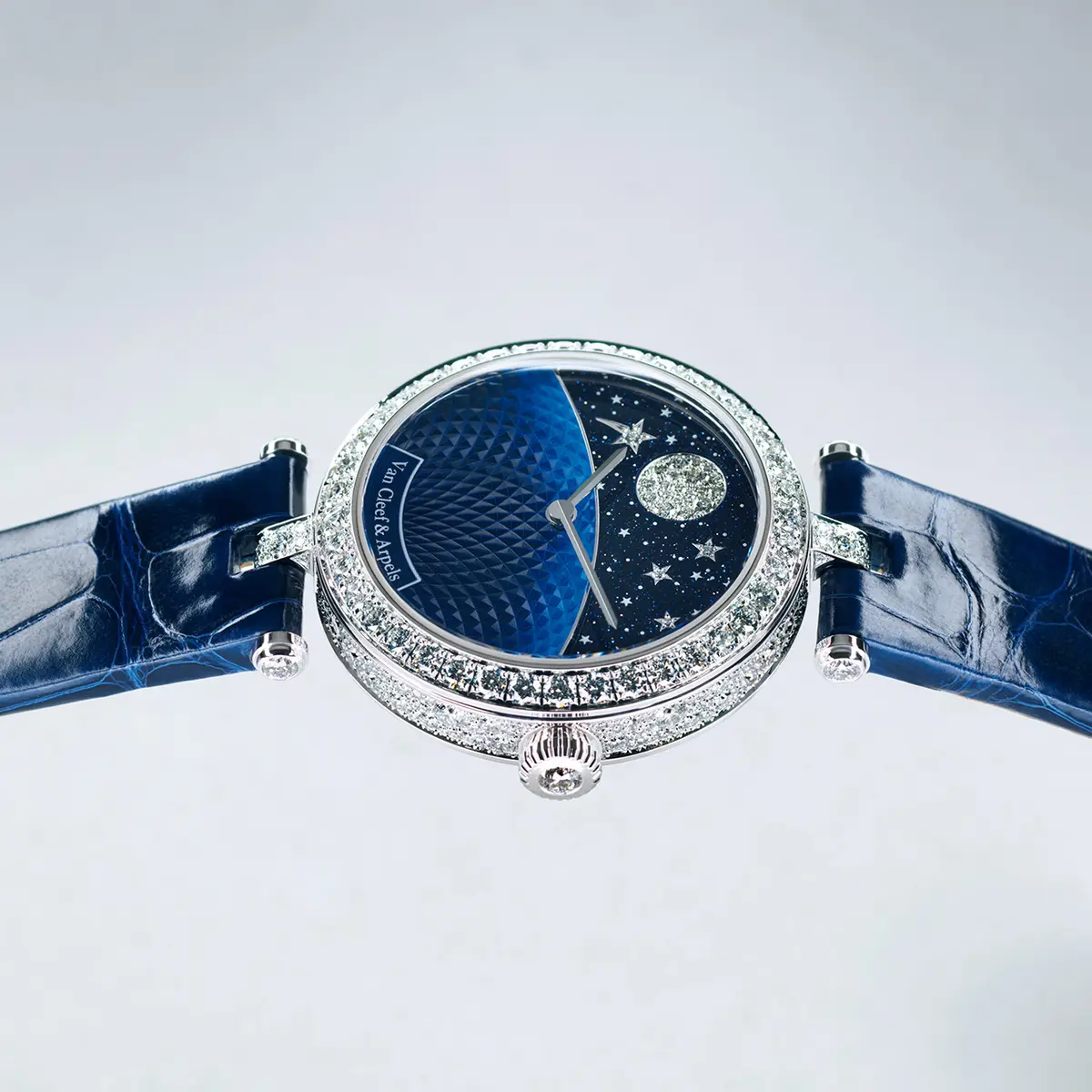 月と太陽が永遠に追いかけっこ。 自由な発想と高い技術から生まれる無限の夢