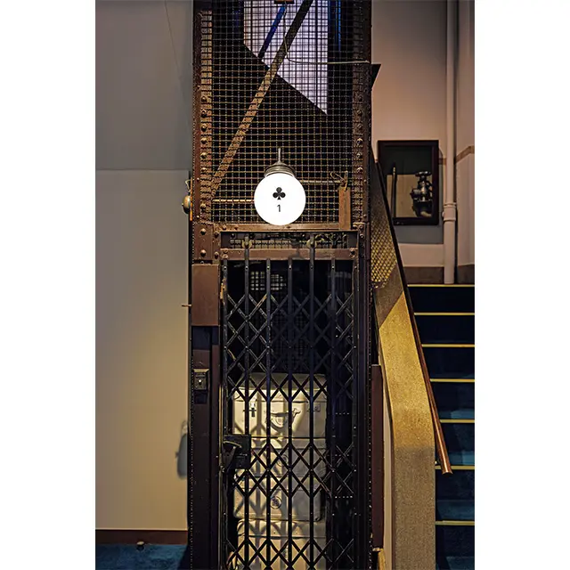 荷物の輸送に使われていたエレベーターをそのまま残す宿泊 棟。