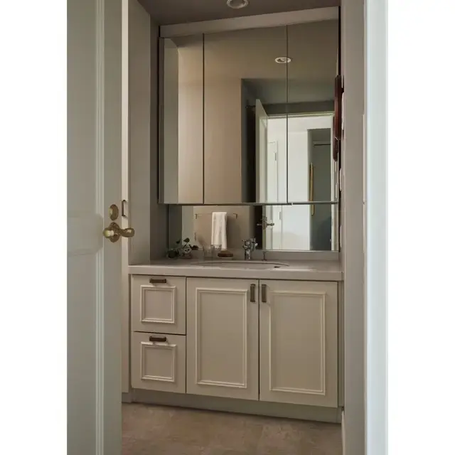 取っ手やドアノブは真鍮色につけ替えた。扉の色とデザイン、取っ手やドアノブが変わっただけで、こんなにも印象が変わるのに驚く