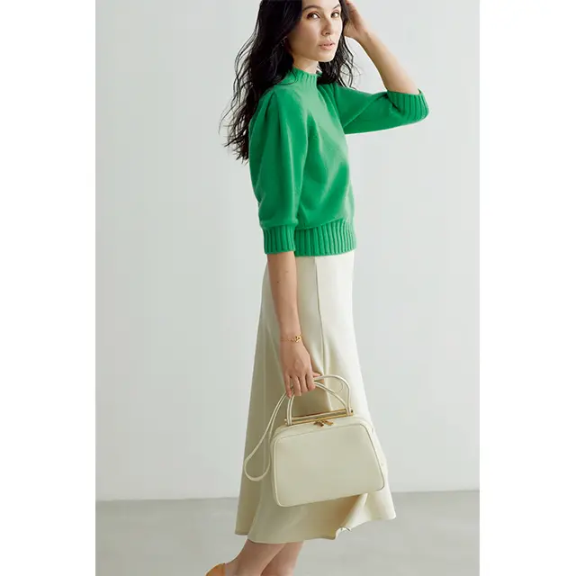 ふんわりとした長めのパフ袖