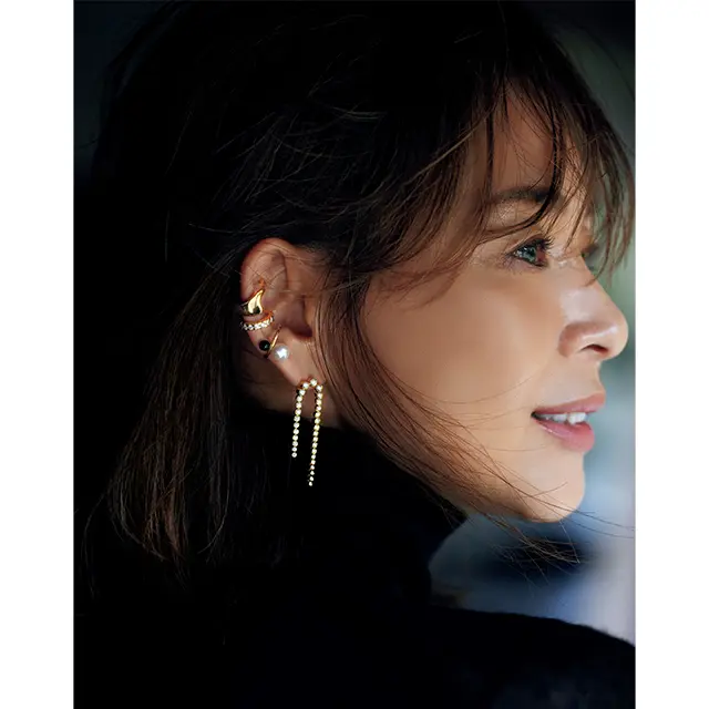 人の視線が最もどどまるのは横顔だから―― イヤカフとピアスの競演でリュクスな最旬を印象づける