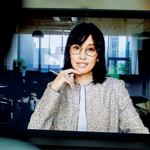 シルバー＆スパンコールが上半身を品よく照らす、 発光ツイードジャケット