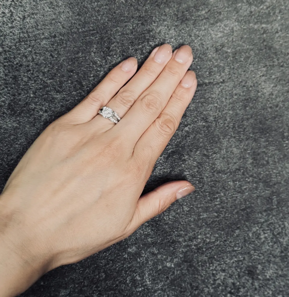 愛用ジュエリーを身につけたエクラ華組の細谷さん