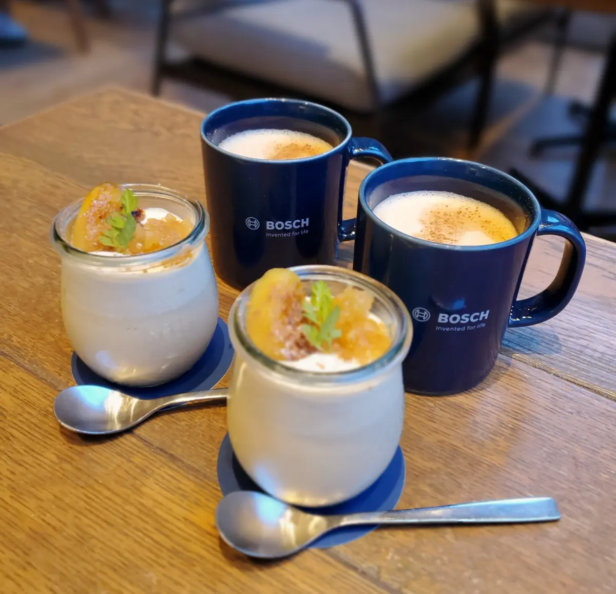 紅茶とリンゴのプリン700円に、マサラチャイ750円です。