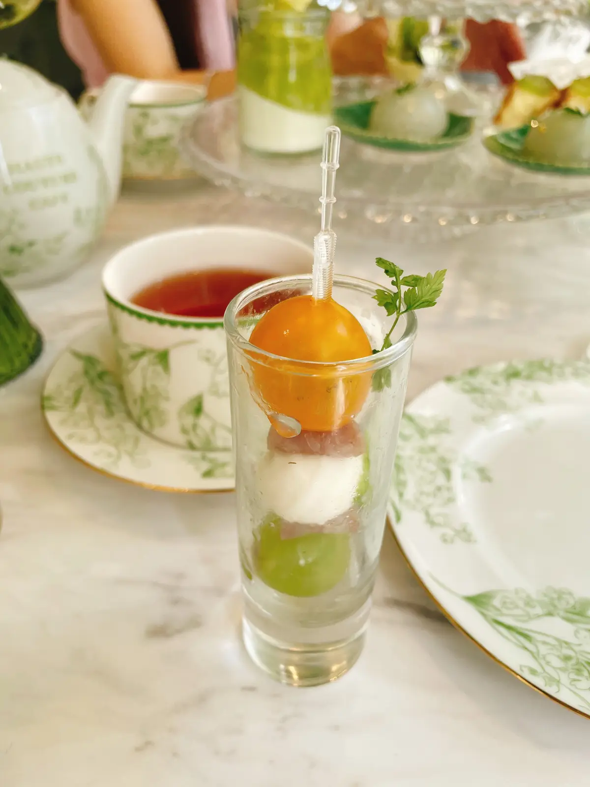 夏、夏ワンピース、夏ワンピ、ブルーベリー、ホワイトチョコ、ホワイトチョコレート、チョコレート、マスカット、ワンピ、白ワンピ、ロングヘア、黒髪、黒髪ロング、HAUTE COUTURE・CAFE nakameguro 、HAUTE COUTURE・CAFE 、中目黒、アフタヌーンティー、マスカット、すずらん、ケーキ、スイーツ、花束、ピンクの花束、白ワンピース、ホワイト、ホワイトワンピース、ワンピース、ノースリーブ、ノースリーブワンピース、パフェ、アイス、お花、お花の世界、お花の内装、店内、お花の店内、お花の装飾、アフタヌーンティー専門店、Shine Muscat Afternoon tea、たっぷりフルーツのすずらんsoda付き、 7/3~9/16期間限定、期間限定、バースデー、バースデープラン、バースデーケーキ、デコレーションケーキ、ホールケーキ、マンゴーアイス、ディッシュプレート、カプレーゼ、枝豆ポタージュ、ブラマンジェ、ブルスケッタ、ガラスの器、風船、