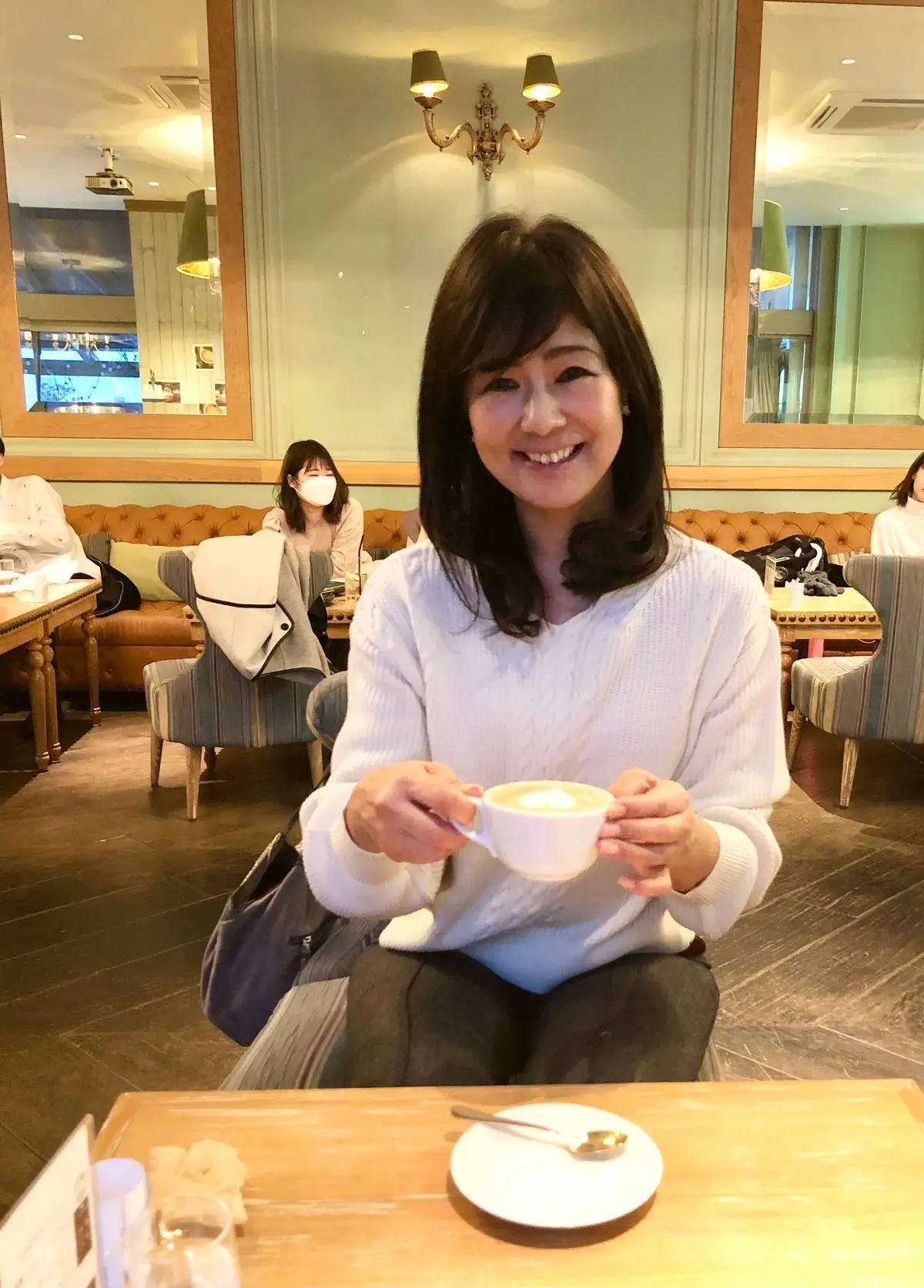 白ニットのパンツコーデ。可愛いカフェにて。