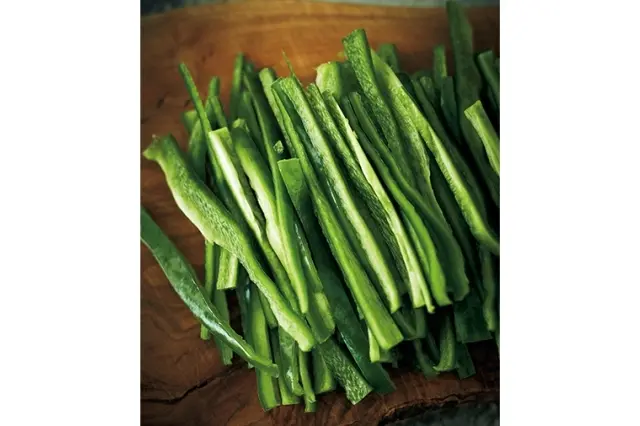 ピーマンはワタを削ぎ取り、肉と同じ細さに切りそろえる。