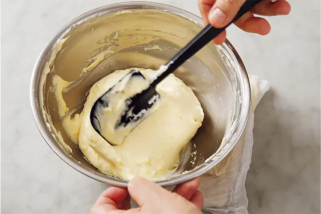 最後はヘラで混ぜムラがないことを確認する。