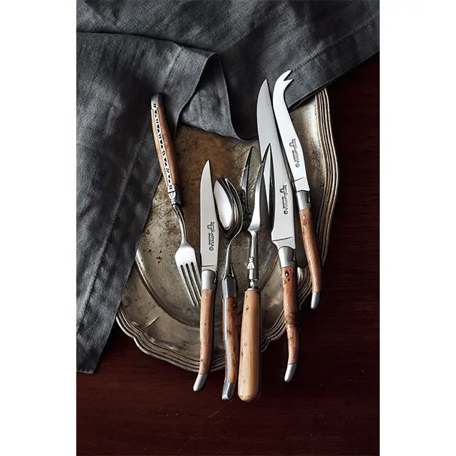 「意外に小さくてびっくり した」というラギオールの パリ・シテ島のお店。