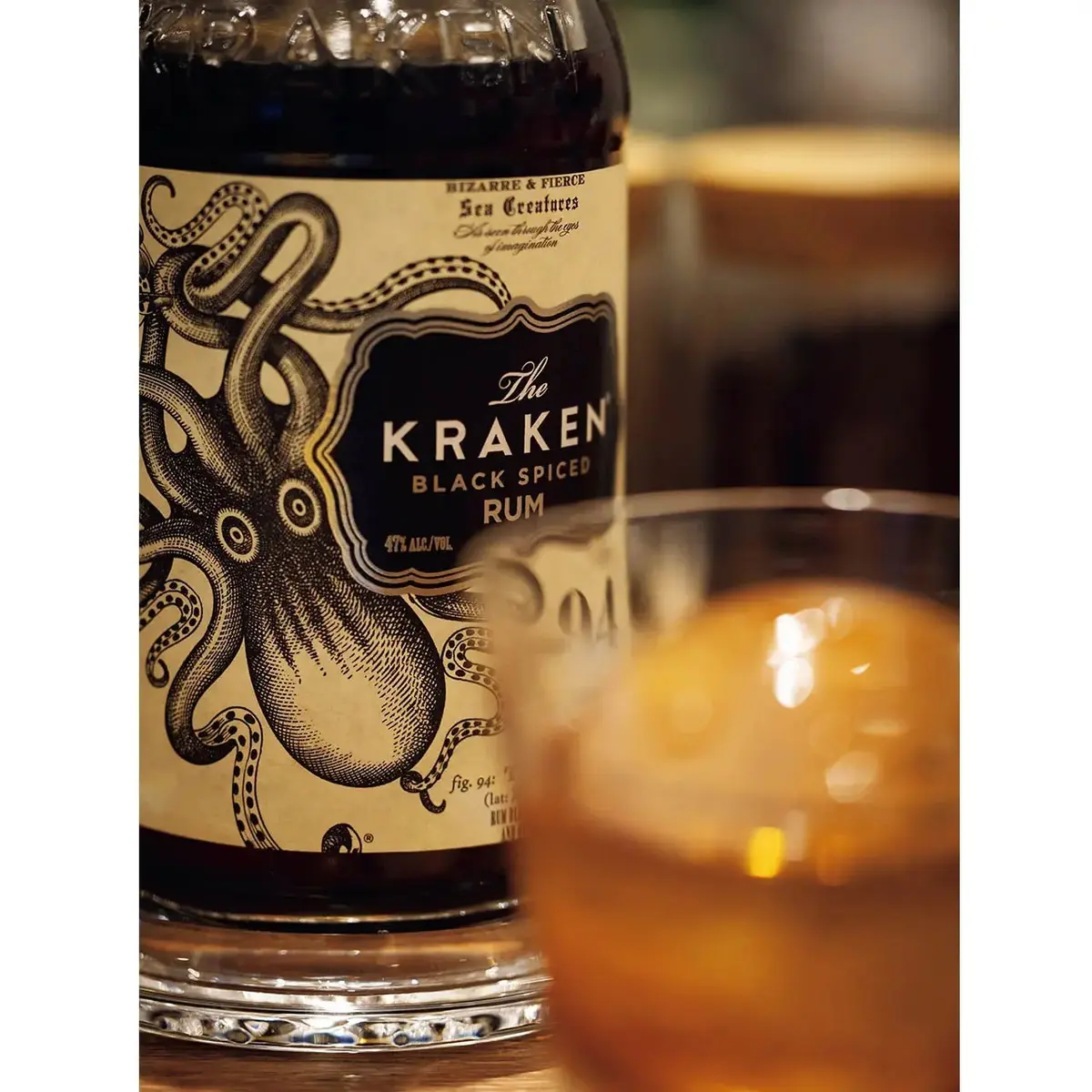 シャンパーニュやウイスキー、ラムなど、アルコールの種類も豊富。ぶどうのタルトにはバニラのニュアンスのあるラムを合わせて。「クラケンのロック」￥950