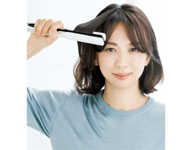 顔まわりの毛束を前向きにはさむ