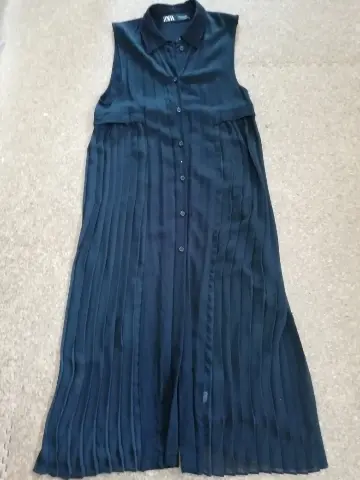 昨年購入したZARAのノースリーブシャツワンピース。色はブラックです。