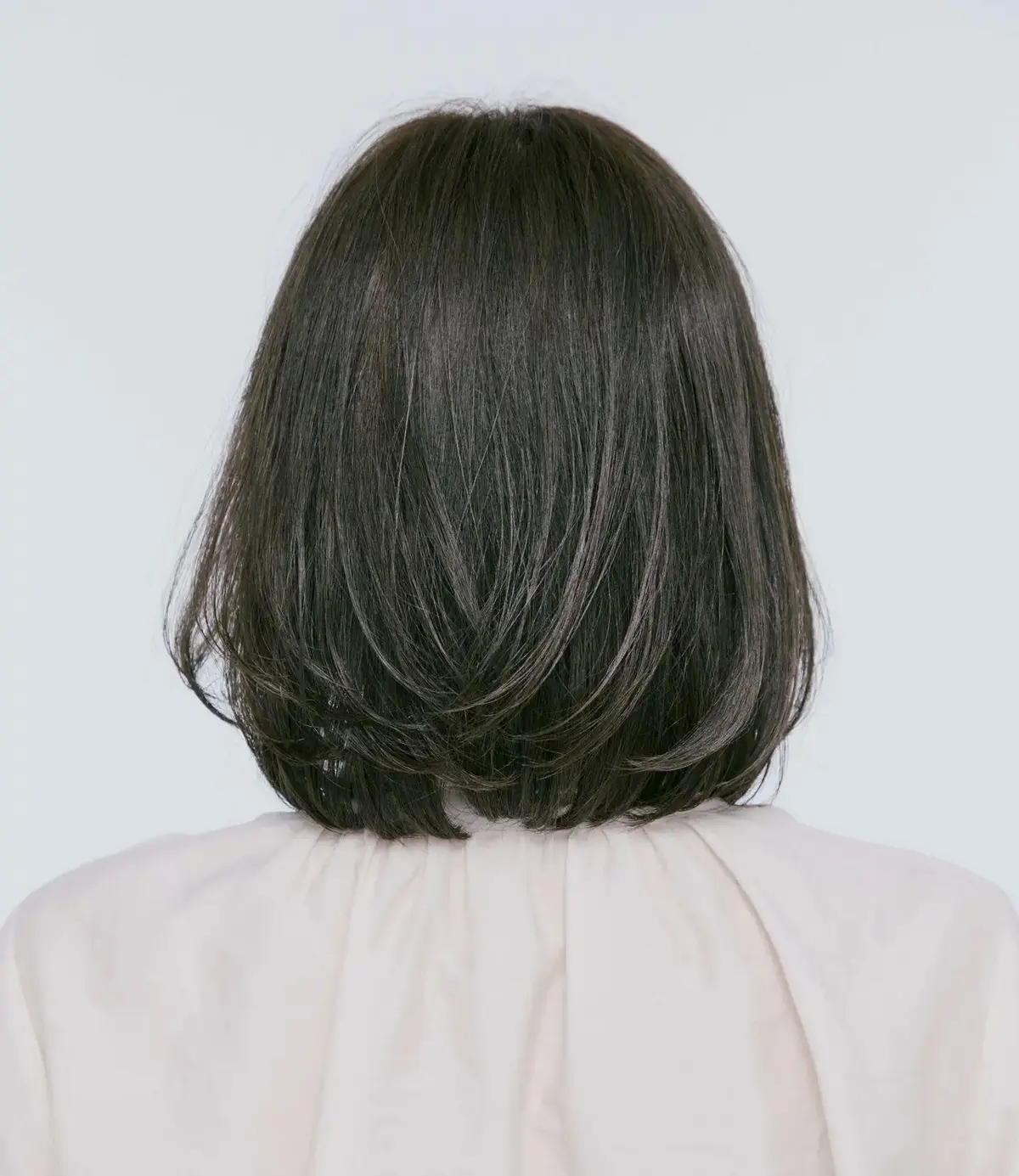 肌映えとおしゃれを両立する“透明感演出カーキ”