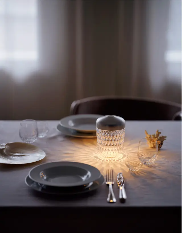 ポータブルランプ「フォリア」ミニポータブルランプ￥187,000・グラス「フォリア」コーヒータンブラー 各￥23,100・エスプレッソタンブラー 各￥18, 700／エルメスジャポン（サンルイ）